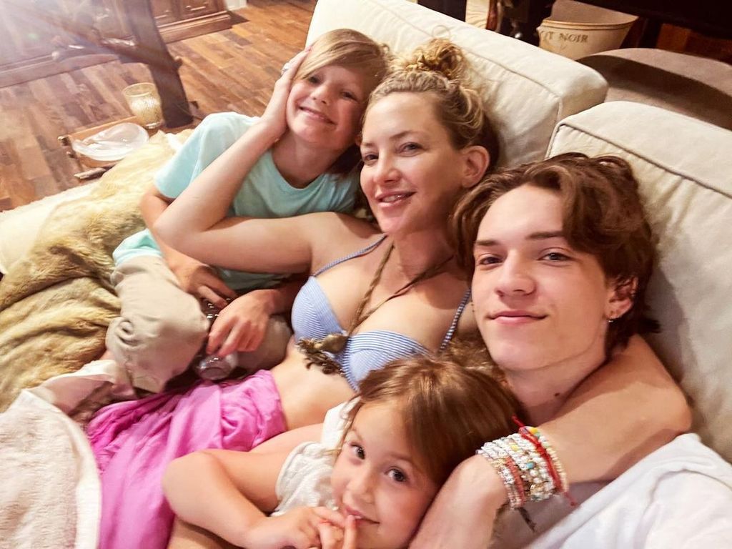 Kate Hudson with her 3 children