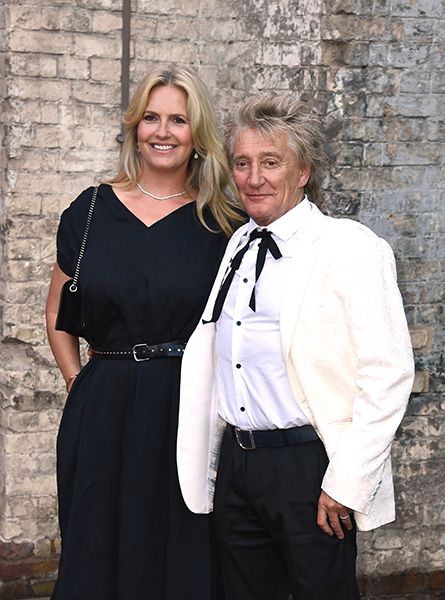 penny lancaster and rod stewart posing