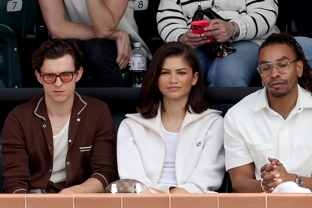 Zendaya et Tom Holland se sont mariés et cela nous a « manqué », selon le styliste Law Roach 3 Tom Holland et Zendaya formaient un duo élégant dans la foule