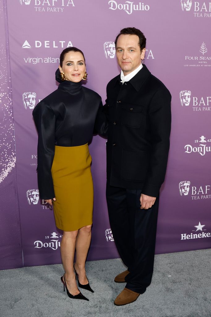 Les meilleurs moments de couple de Keri Russell et Matthew Rhys sur le tapis rouge 3 Keri Russell en jupe jaune moutarde et Matthew Rhys en costume noir à la BAFTA Tea Party 2026