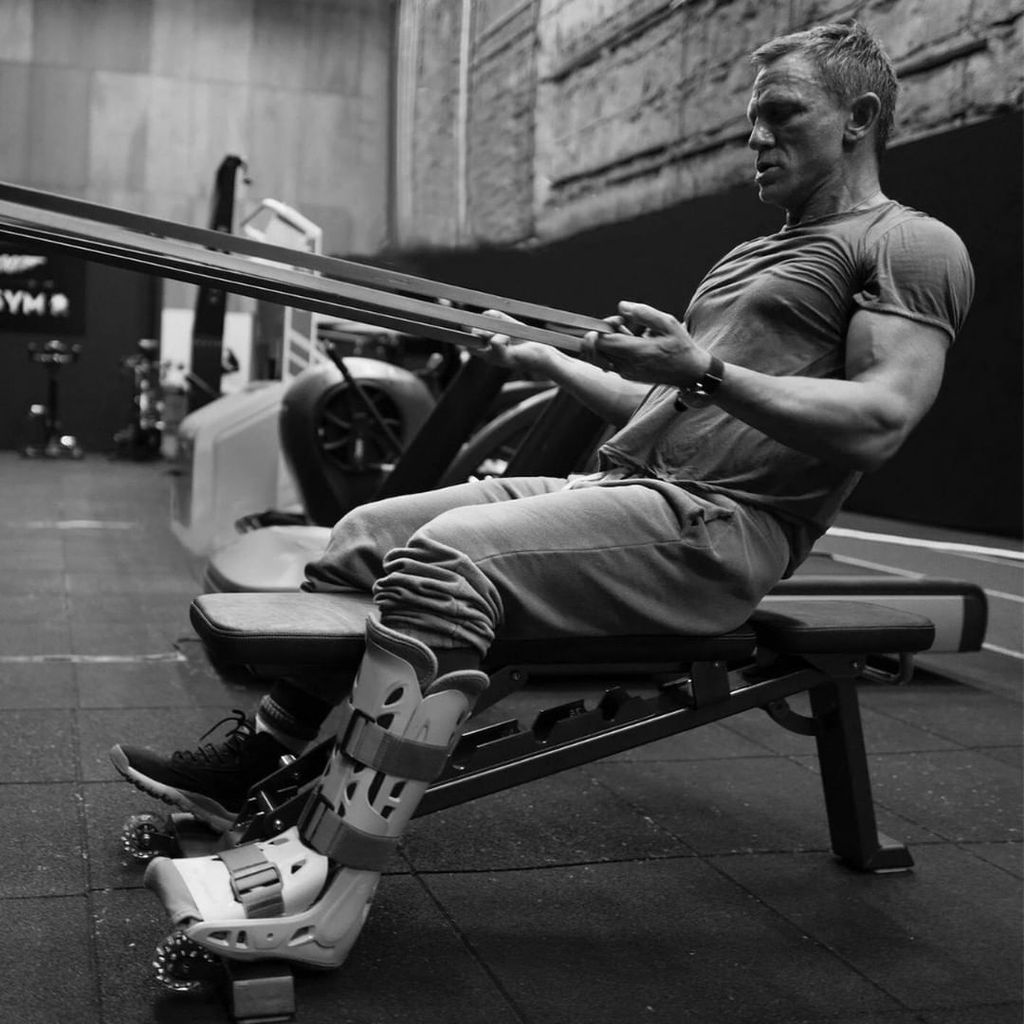Daniel Craig working out in the gym for Bond