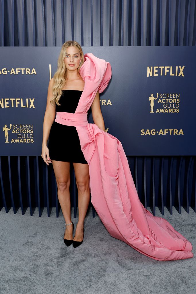 argot Robbie attends the 30th Annual Screen Actors Guild Awards