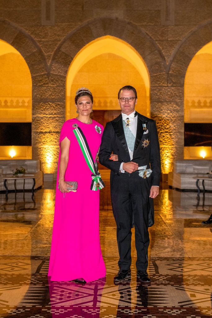 Princesa herdeira Victoria em um vestido de capa rosa com o marido