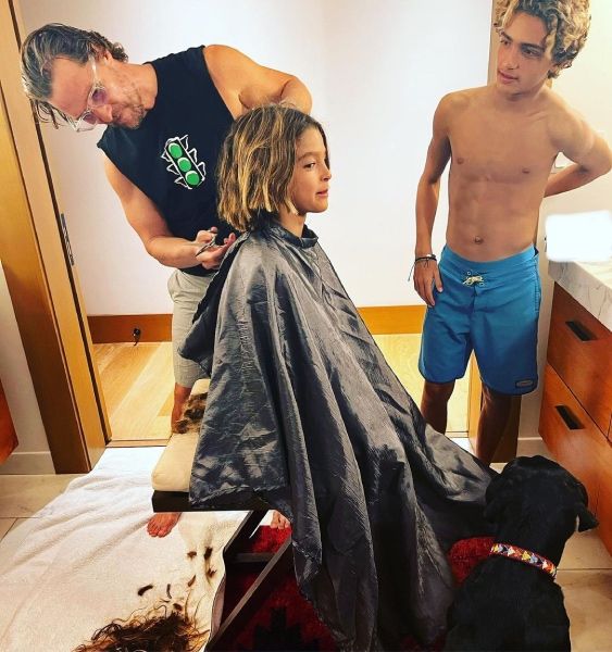 matthew mcconaughey giving his sons a haircut