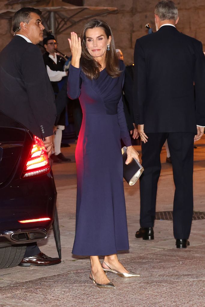 Queen Letizia waving in navy dress