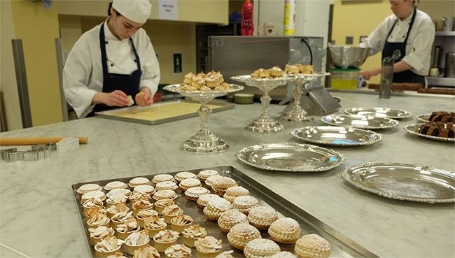 The Queen pastry chefs mince pies
