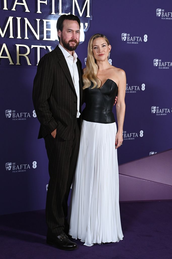Kate Hudson étourdit dans un corsage bustier en cuir noir plongeant lors de la pré-soirée des BAFTA 2 Kate est arrivée avec son partenaire Danny Fujikawa