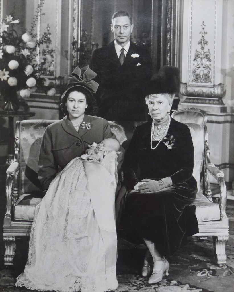 Quatre générations de la famille royale le jour du baptême du prince Charles, 1948