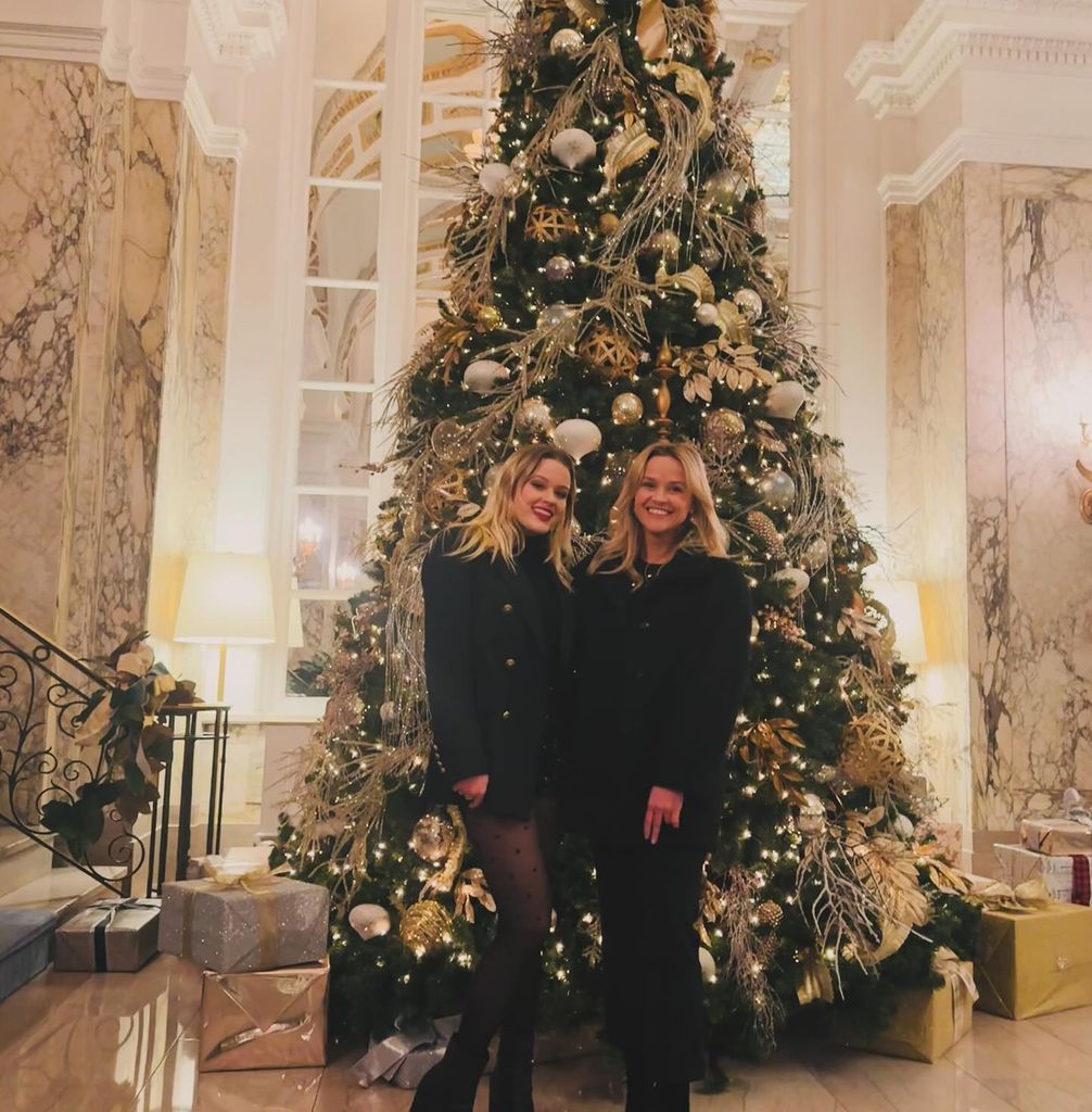 Reese Witherspoon in front of a Christmas tree with her daughter Ava Phillippe