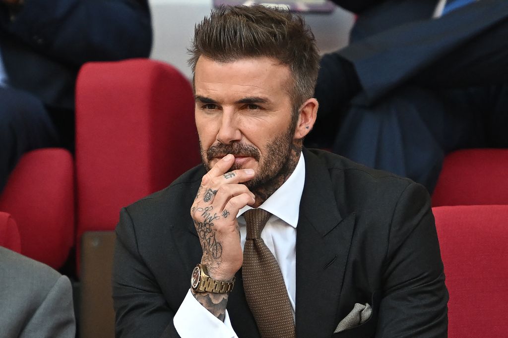 David Beckham en regardant intensément un match de football