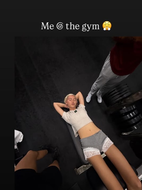 The model hit the gym in befrilled shorts