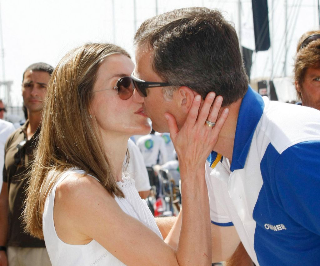 Le roi Felipe et la reine Letizia partagent un baiser