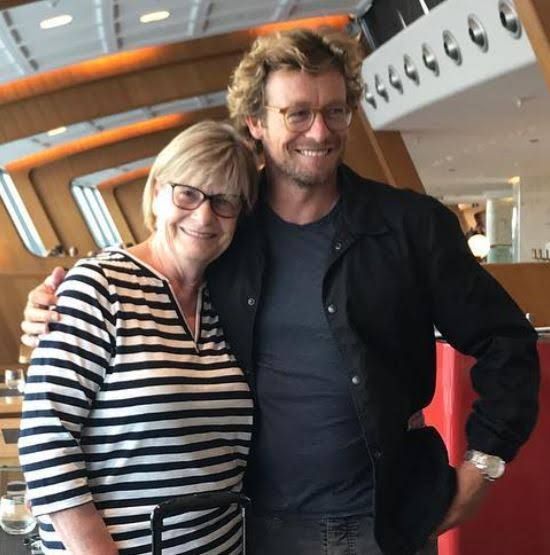Simon Baker, mère Elizabeth