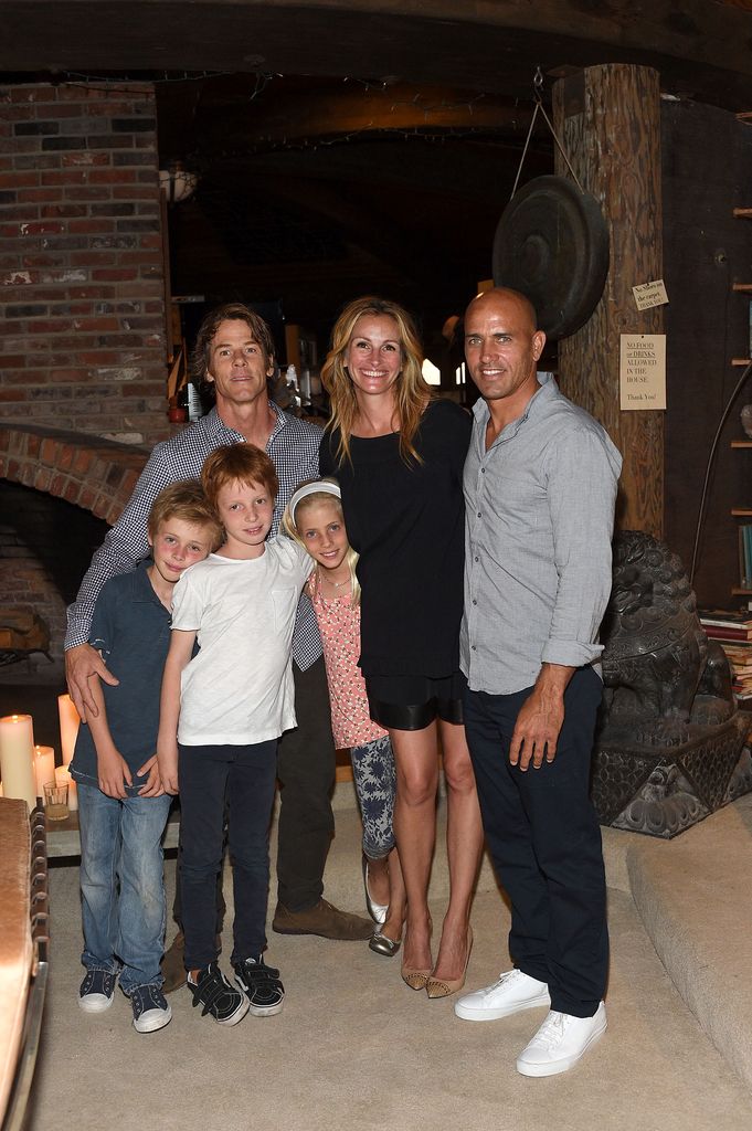 Julia Roberts, Danny Moder et les enfants posent avec Kelly Slater