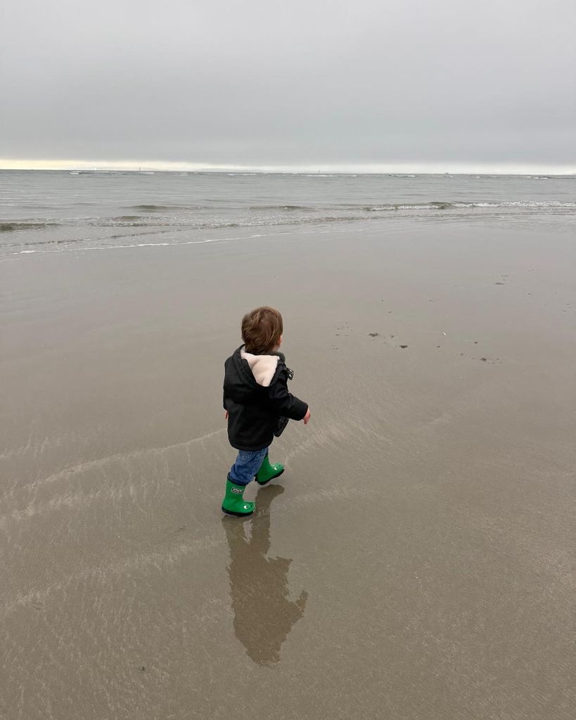 El chico de la playa lleva ropa