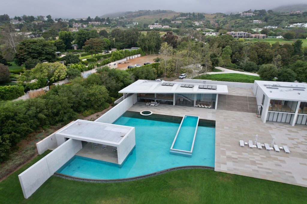  Jay Z and Beyonce just purchased the most expensive home in California and it looks like move-in is already in progress.