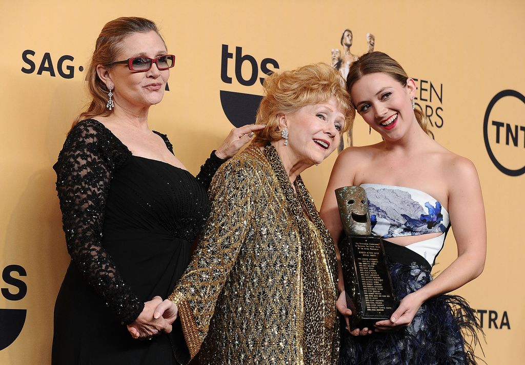 Carrie Fisher, Debbie Reynolds e Billie Kathryn Lourd posam na sala de imprensa do 21º Screen Actors Guild Awards anual no The Shrine Auditorium em 25 de janeiro de 2015 em Los Angeles, Califórnia