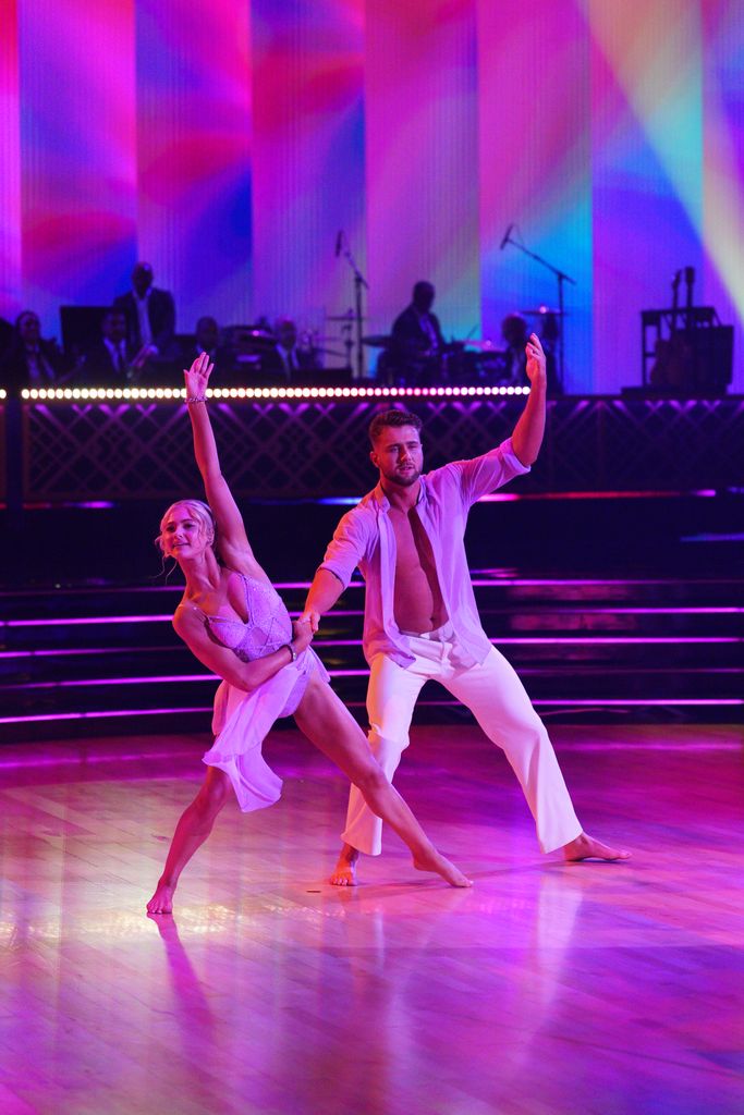 Harry and Rylee perform  a contemporary routine on DWTS