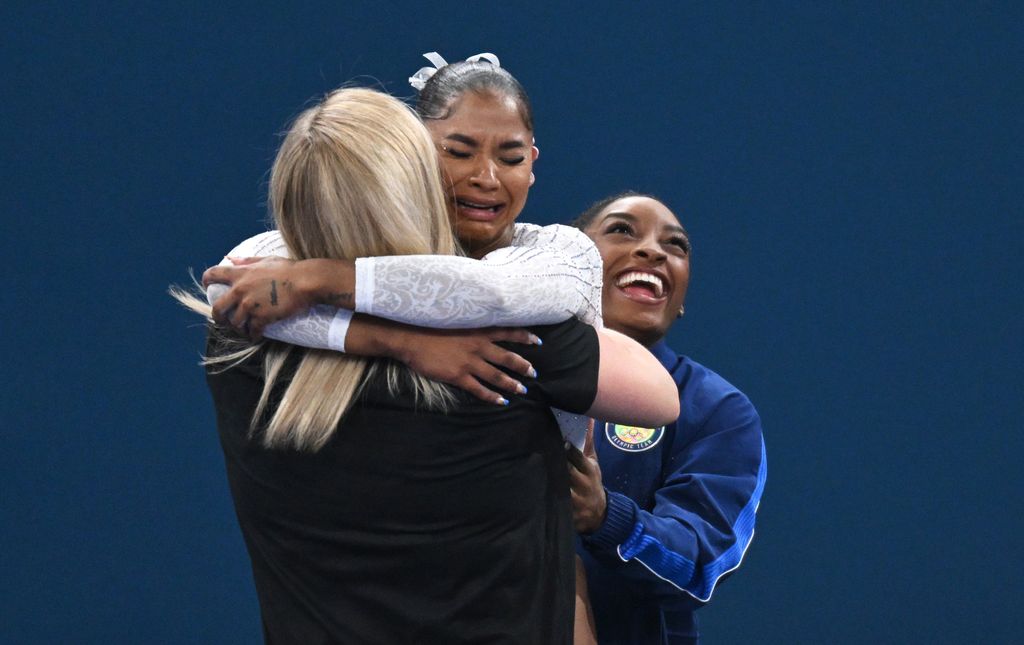 05 August 2024, France, Paris: Olympia, Paris 2024, gymnastics, floor, women, final, Jordan Chiles (M) from the USA celebrates bronze and Simone Biles (r) from the USA silver. Photo: Marijan Murat/dpa