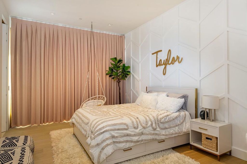 Taylor's room is a teenage dream