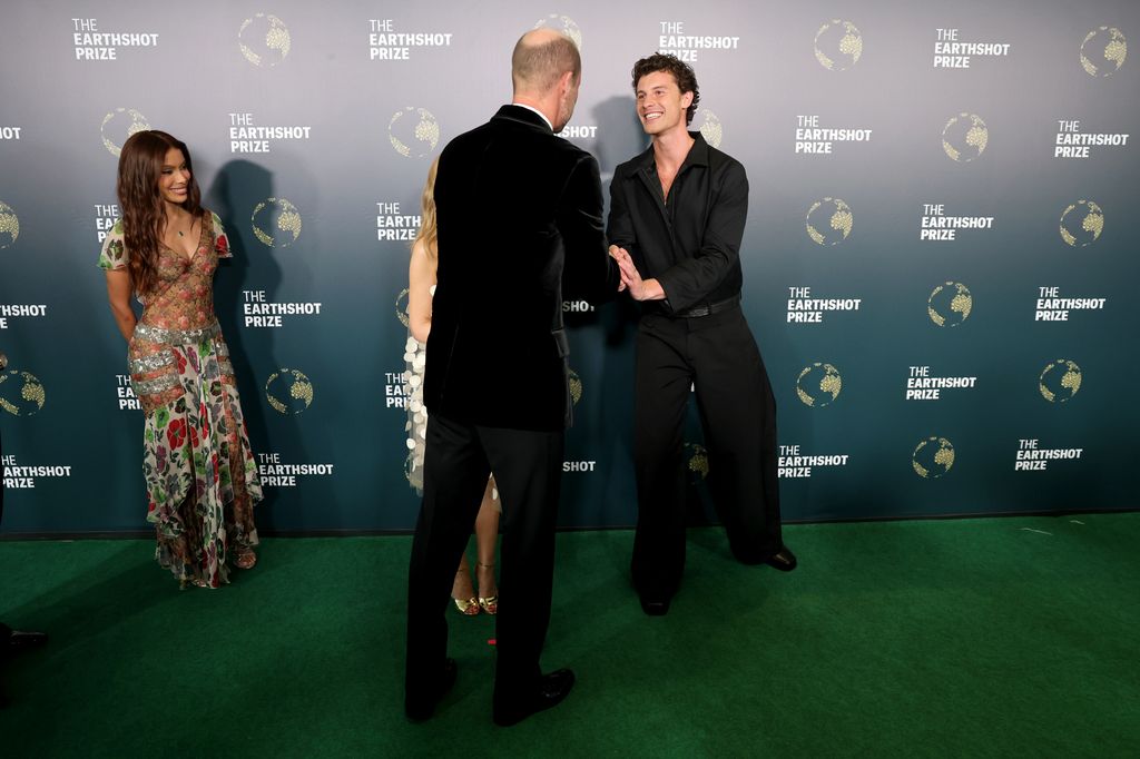  Shawn thanked the Prince for his kindness when he asked after his mother, Karen. "She’s still shaking, thank you," the singer replied. The Prince had met the Canadian star during rehearsals earlier in the day, greeting him with a warm hug. 
