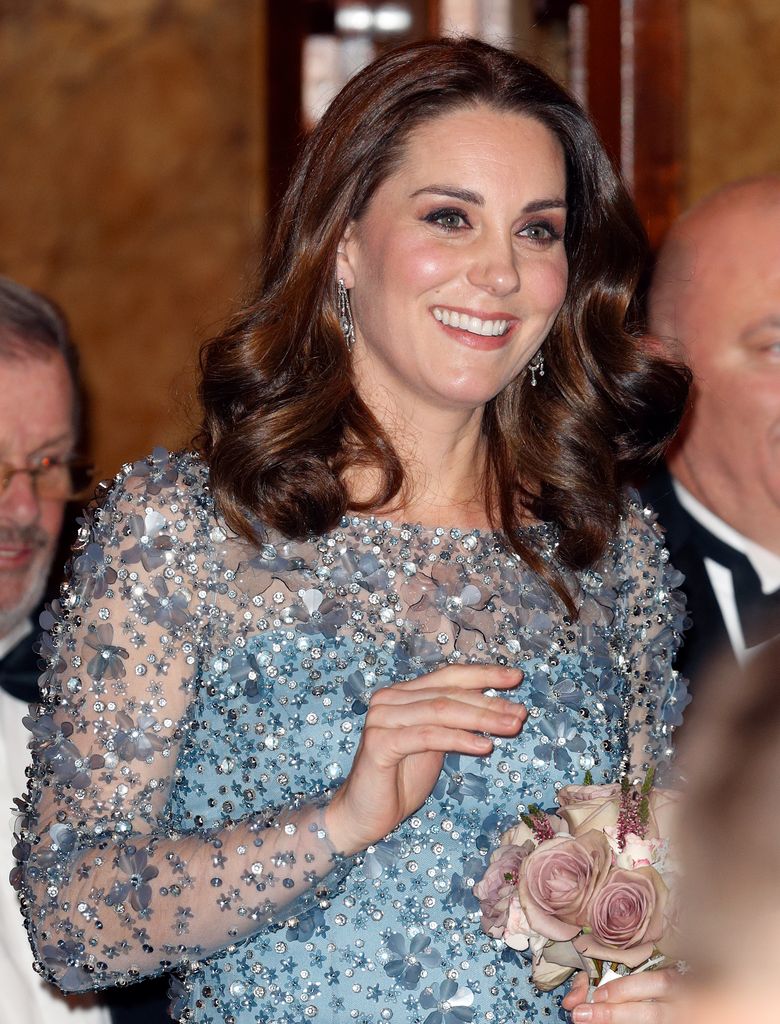 Kate taille haute dans une robe bleue scintillante