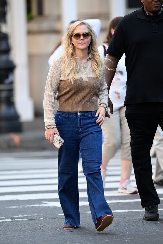 amy schumer brown shirt walking