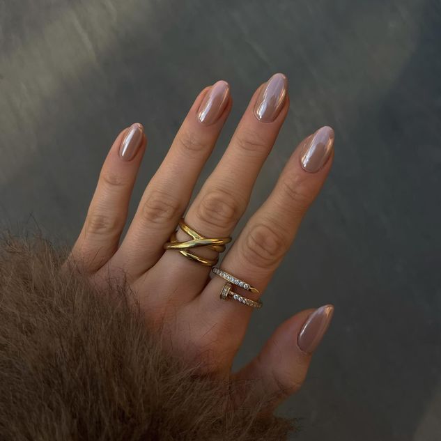 mocha mousse nails 