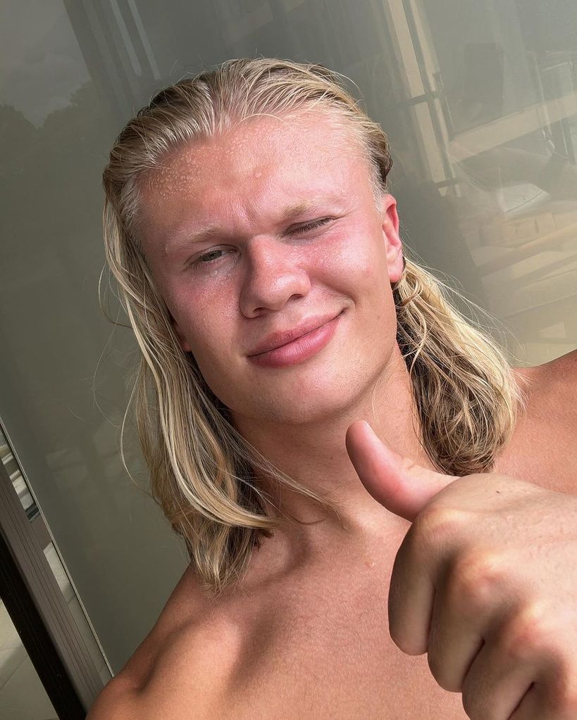 Erling Braut Haaland holding a thumb up in a selfie