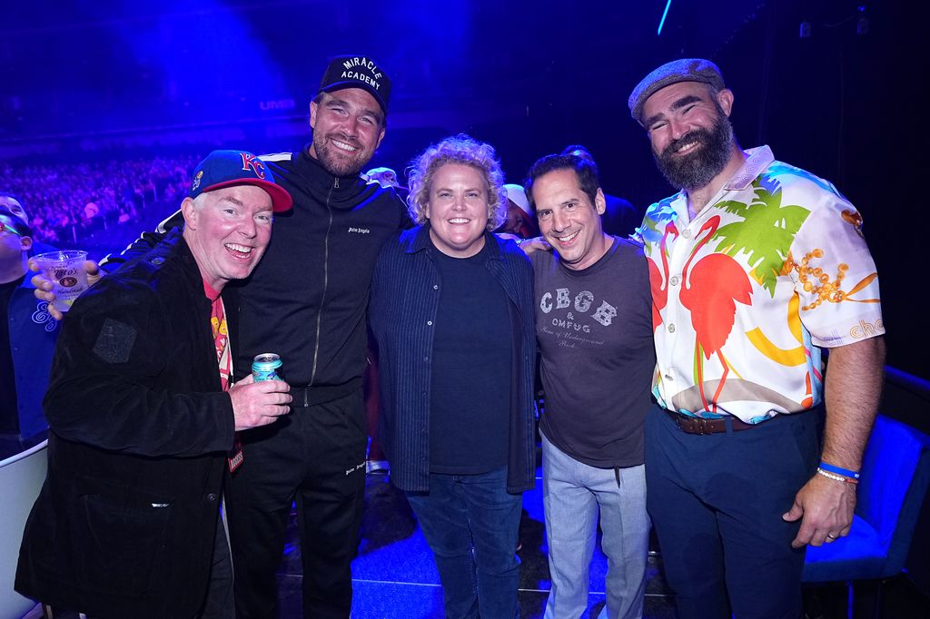 Lr) Richard Christy, Travis Kelce, Fortune Feimster, Seth Herzog et Jason Kelce posent pendant le Big Slick Celebrity Weekend 
