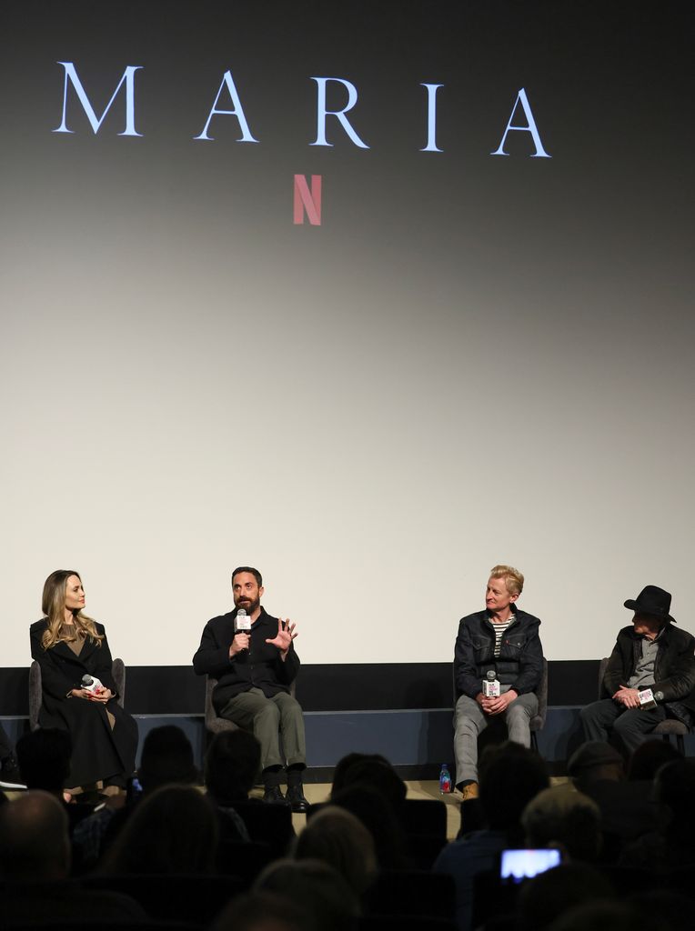 Angelina Jolie, Pablo Larraín, Guy Hendrix Dyas i Ed Lachman przemawiają podczas specjalnego pokazu filmu Film Independent "Maria" w Teatrze Gildii Pisarzy 