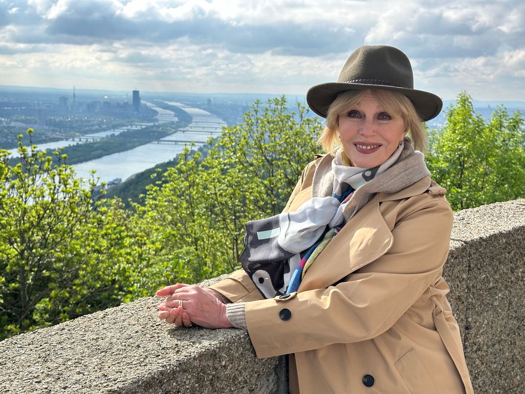 Joanna lumley parit mantel