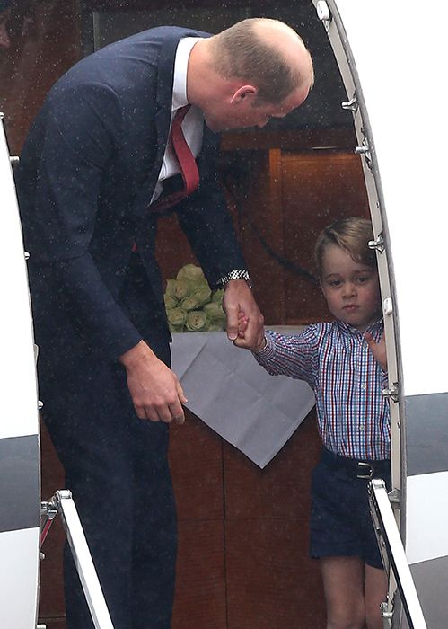 prince george doesnt want to get off airplane in poland