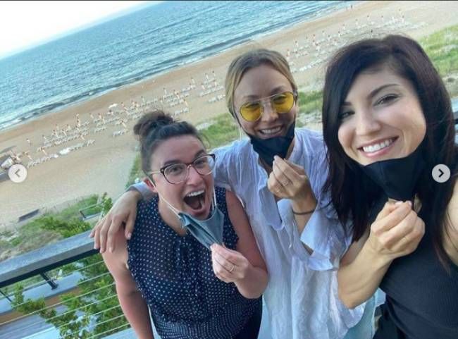 kaley cuoco beach selfie stuns fans