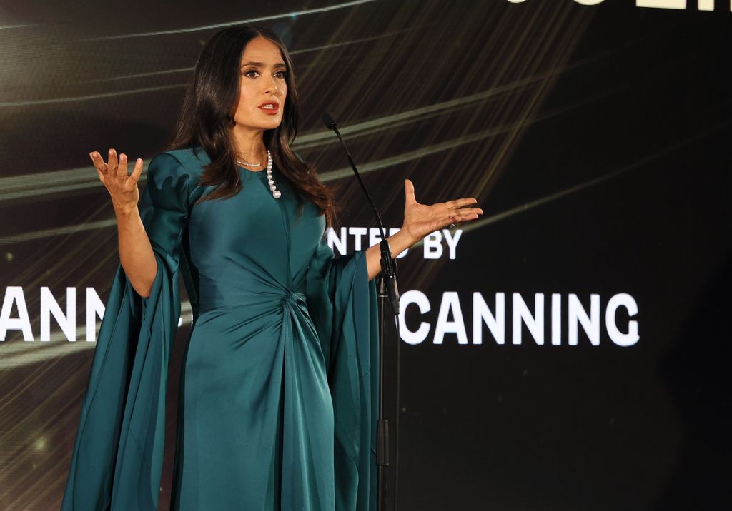 Salma Hayek Pinault discursa no palco durante o TIFF Tribute Awards durante o Festival Internacional de Cinema de Toronto de 2024 no Fairmont Royal York em 8 de setembro de 2024 em Toronto, Ontário.