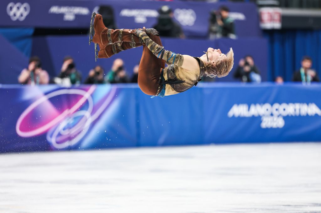 Le patineur artistique olympique Ilia Malinin révèle une carrière alternative surprenante 5 photo d'Ilia Malinin faisant un backflip sur la glace