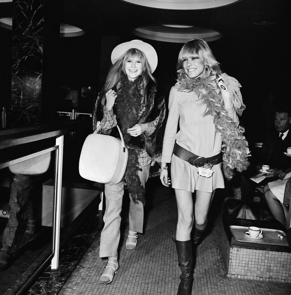 Marianne Faithful et actrice Anita Pallenberg à l'aéroport d'Heathrow en 1967
