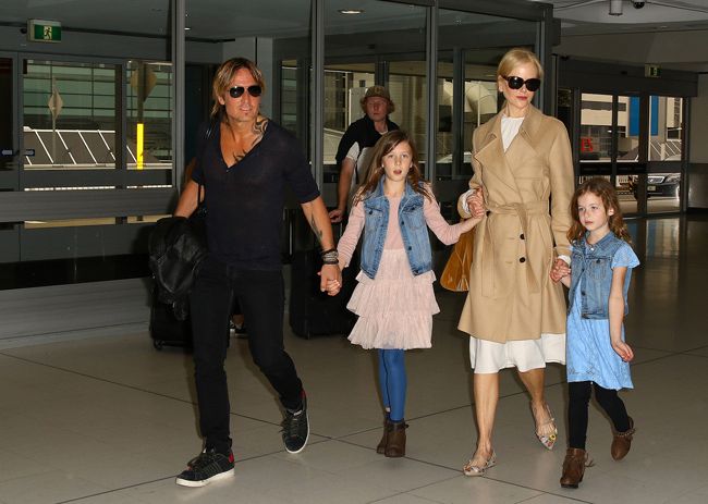 nicole kidman and keith with daughters at airport