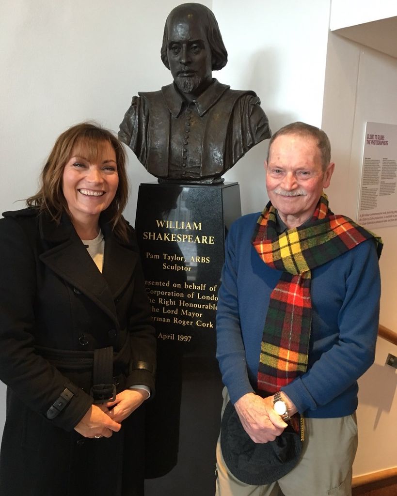 lorraine kelly and dad with shakespeare statue
