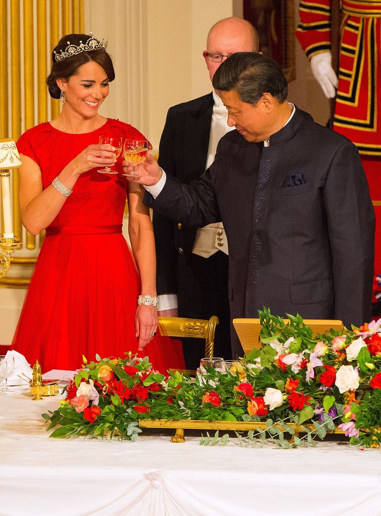 Chinese President Xi Jinping raises a glass with princess kate 