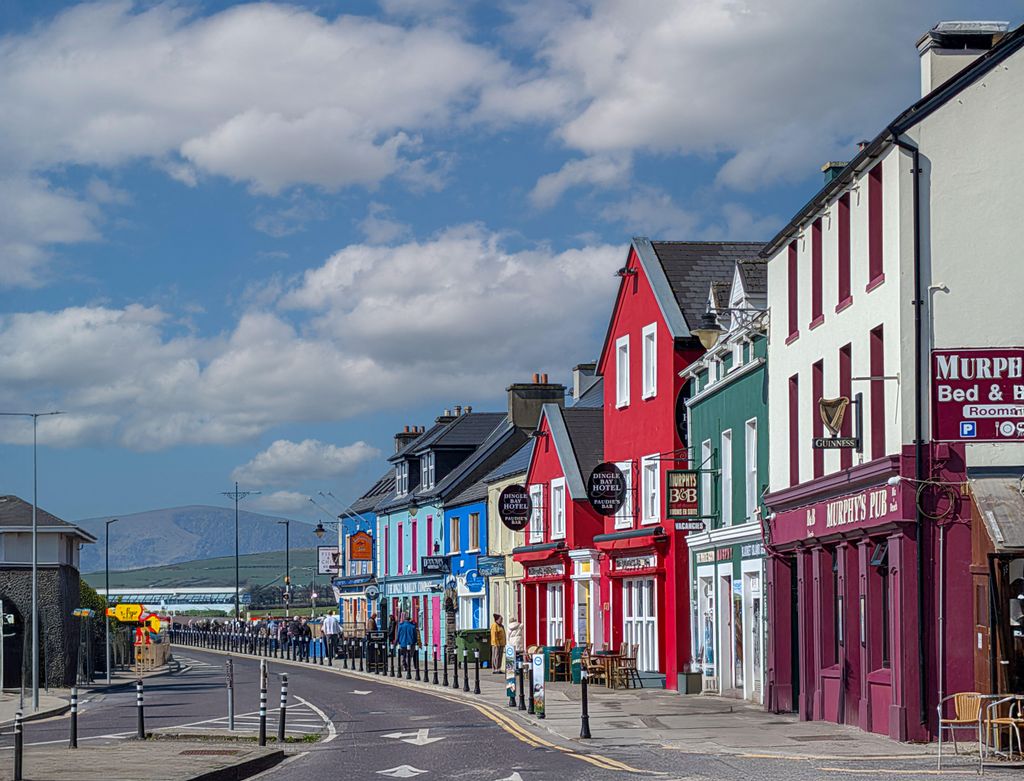 Cillian Murphy et sa femme Yvonne McGuinness déménagent « courageusement » dans une vie tranquille, loin des projecteurs 4 Vue sur la rue de Dingle, comté de Kerry, Irlande