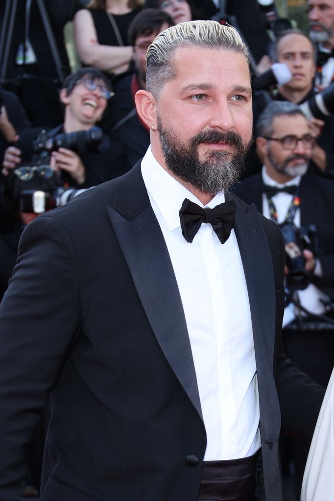 À l’intérieur de l’impressionnante valeur nette de Shia LaBeouf de 20 millions de dollars 4 Shia LaBeouf dans un smoking noir
