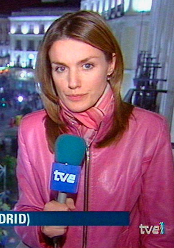 letizia in early 2000s on TV in pink leather jacket holding mic