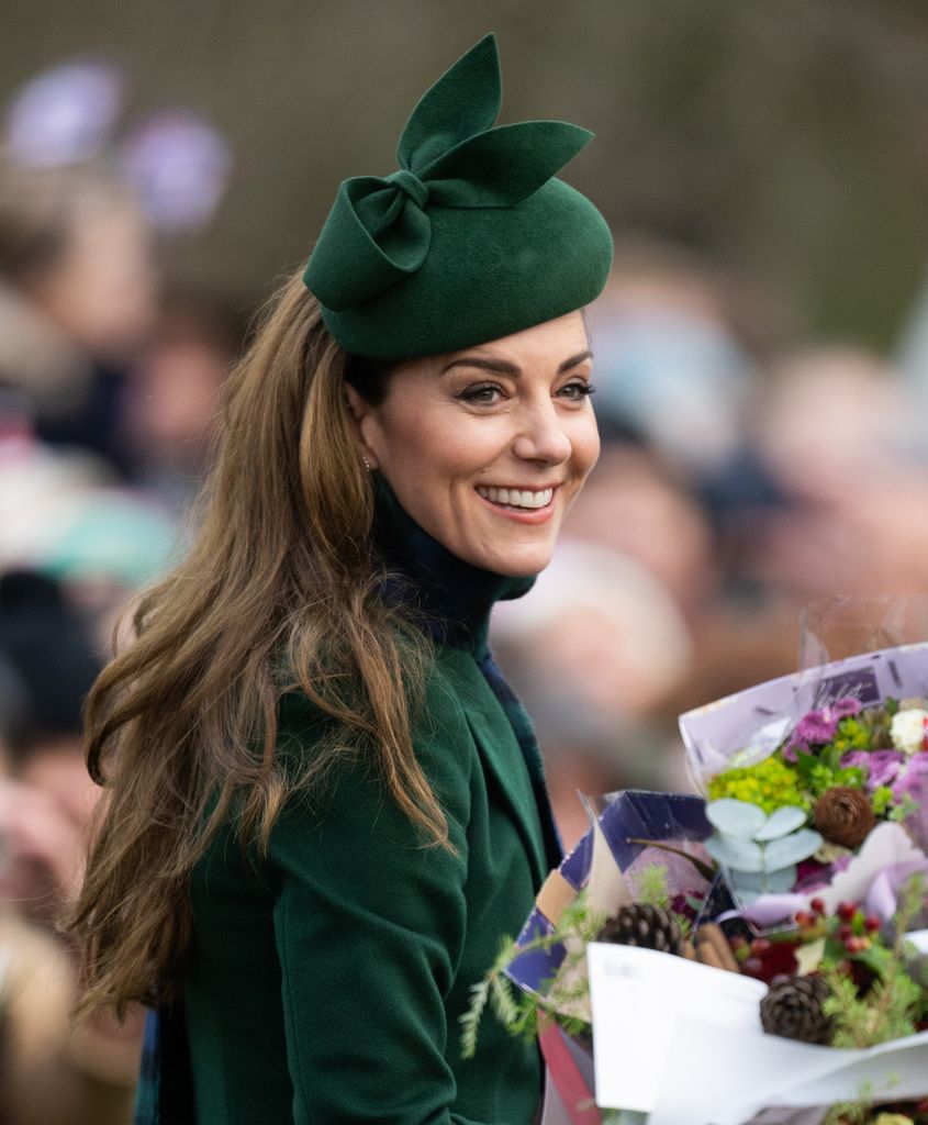 Princesa Kate com o cabelo fluindo pelas costas no dia de Natal 2024