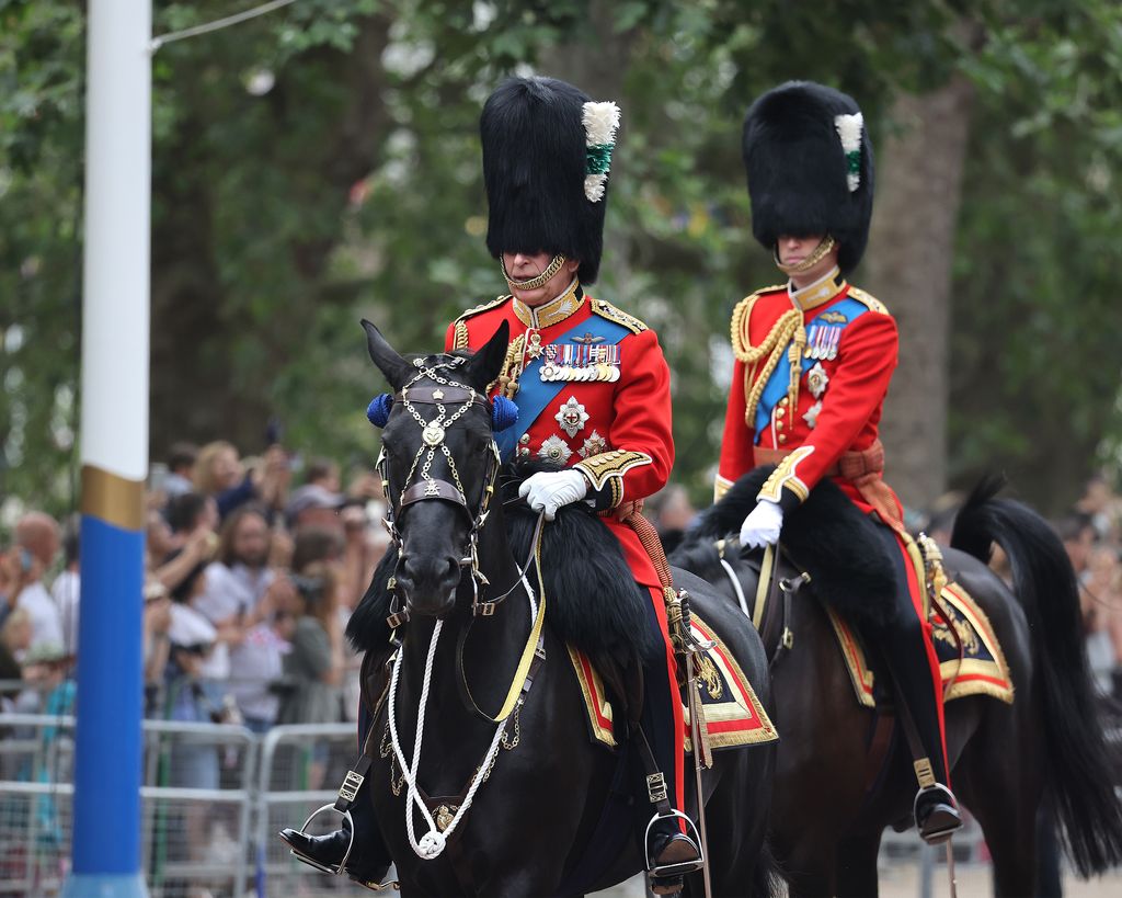 Charles und William reiten während der Trooping the Colour