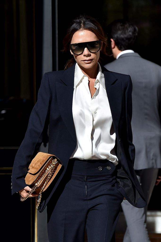 Victoria Beckham terlihat meninggalkan hotelnya pada 26 September 2018 di Paris, Prancis