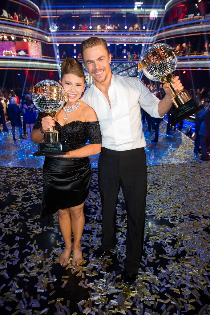 宾迪·欧文 (Bindi Irwin) 和德里克·霍夫 (Derek Hough) 在两小时的赛季决赛中加冕了第 21 季冠军。 "与星星共舞