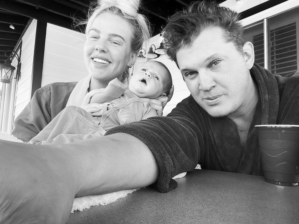jon pardi selfie with wife summer and daughter presley