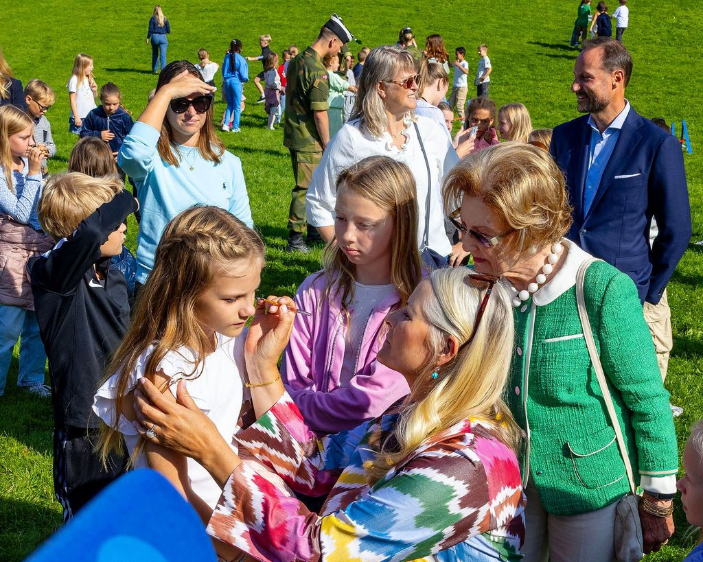 Mette-Marit painted a little girl's face