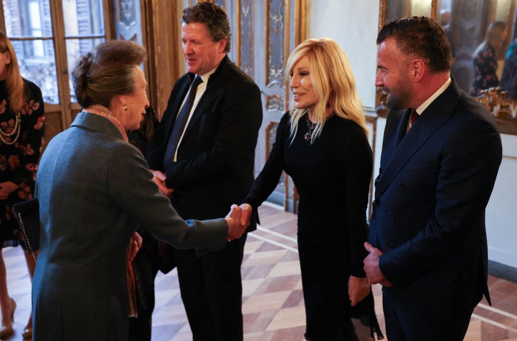 Avant la cérémonie d'ouverture, la princesse Anne a rencontré Donatella Versace